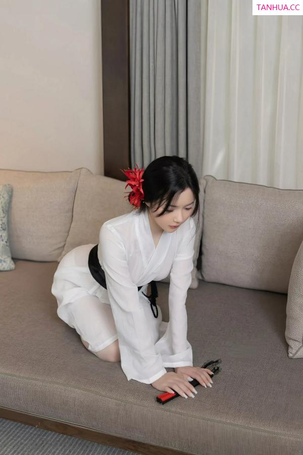 鱼子酱fish  [XiuRen]高清写真图 2025.07.04 No.10514 鱼子酱Fish 白色丝袜第4张图片